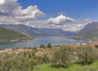 Vista sul lago del Sebino Bresciano